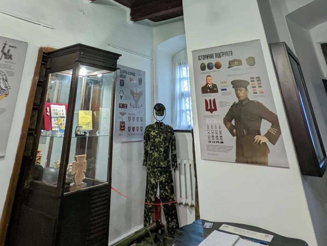 Військові артефакти, нагороди і не тільки: в Острозькому замку відкрили нову виставку