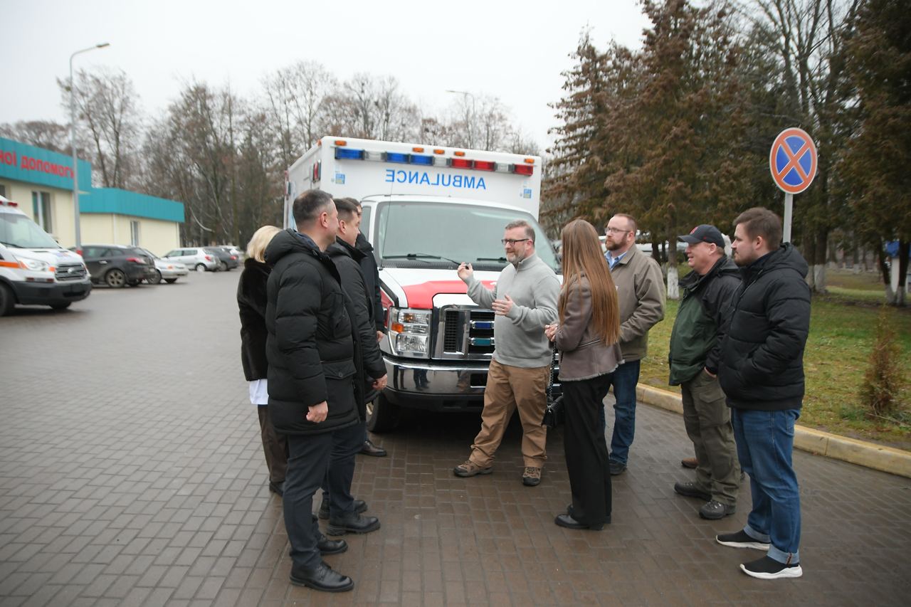 Автопарк Рівненської обласної лікарні поповнився новим транспортом зі США