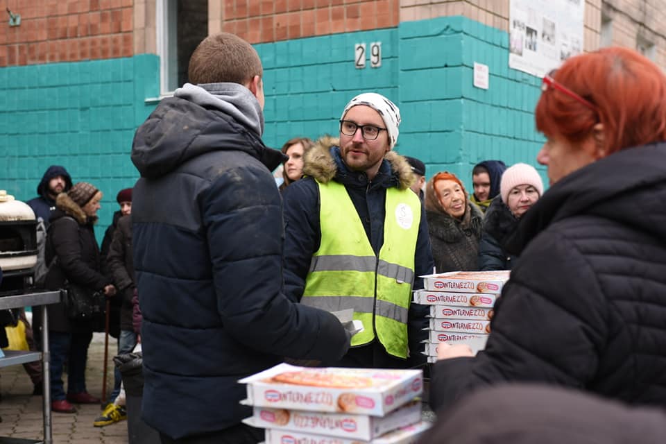 Волонтери із Шотландії роздавали рівнянам безкоштовно піццу (ФОТО)