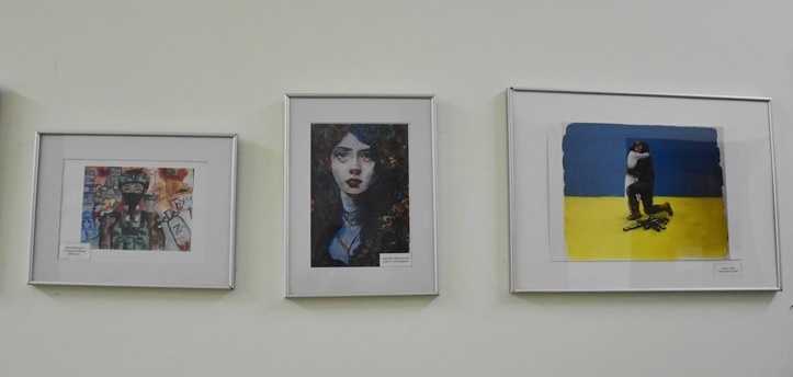 «За Україну, за її волю!»: у Рівненській обласній раді експонуються малюнки юних художників