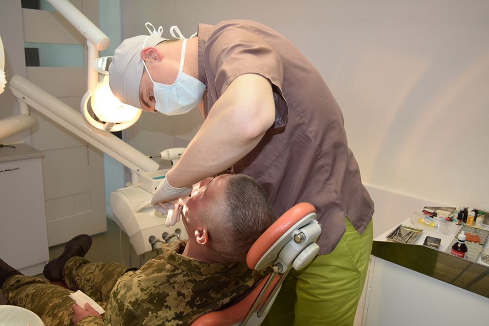 Рівненські захисники зможуть протезувати зуби безкоштовно