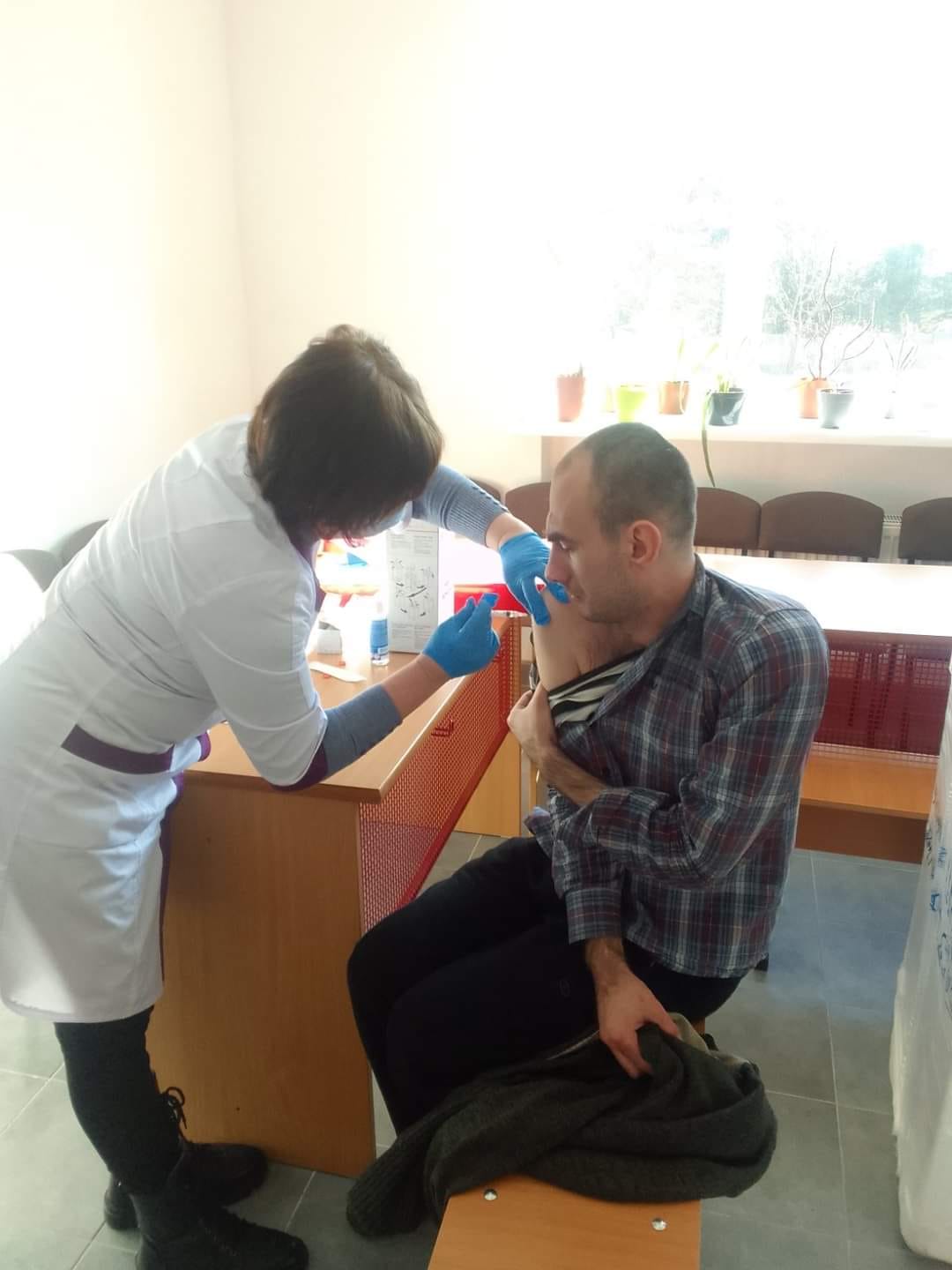 На Рівненщині переселенців вакцинують мобільні бригади: як це відбувається
