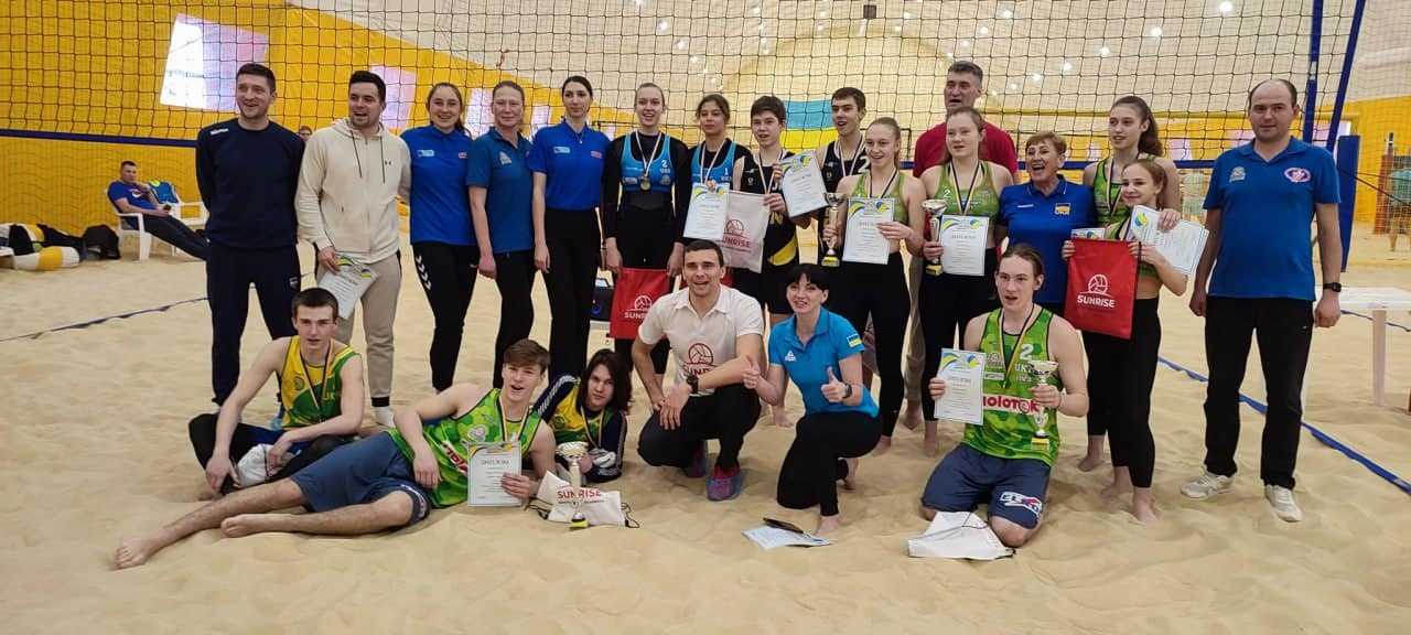 Рівненські волейболісти повернулися зі змагань у Києві із сріблом