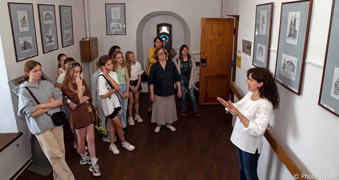 В Острозі відкрили виставку крапкових картин (ФОТО)