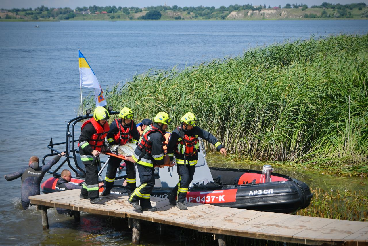 Рятувальники Рівненської та Волинської областей вчилися рятувати людей на воді (ФОТО)