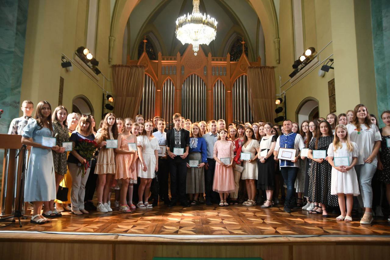 Рівненські студенти та культурні діячі отримали сертифікати і стипендії