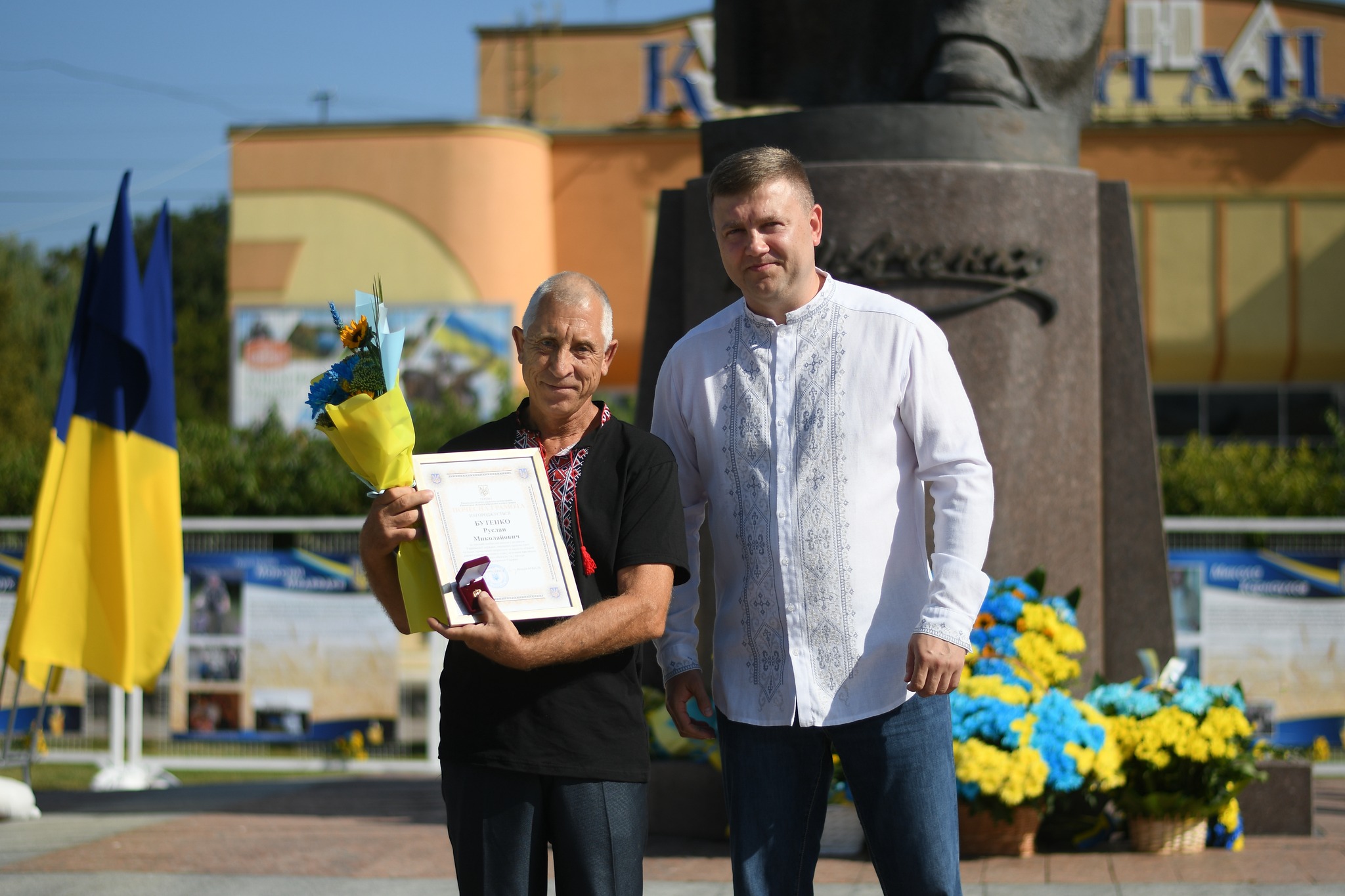 Начальник Рівненської ОВА нагородив комунальника зі Здолбунова за вклад у відновлення Херсонщини