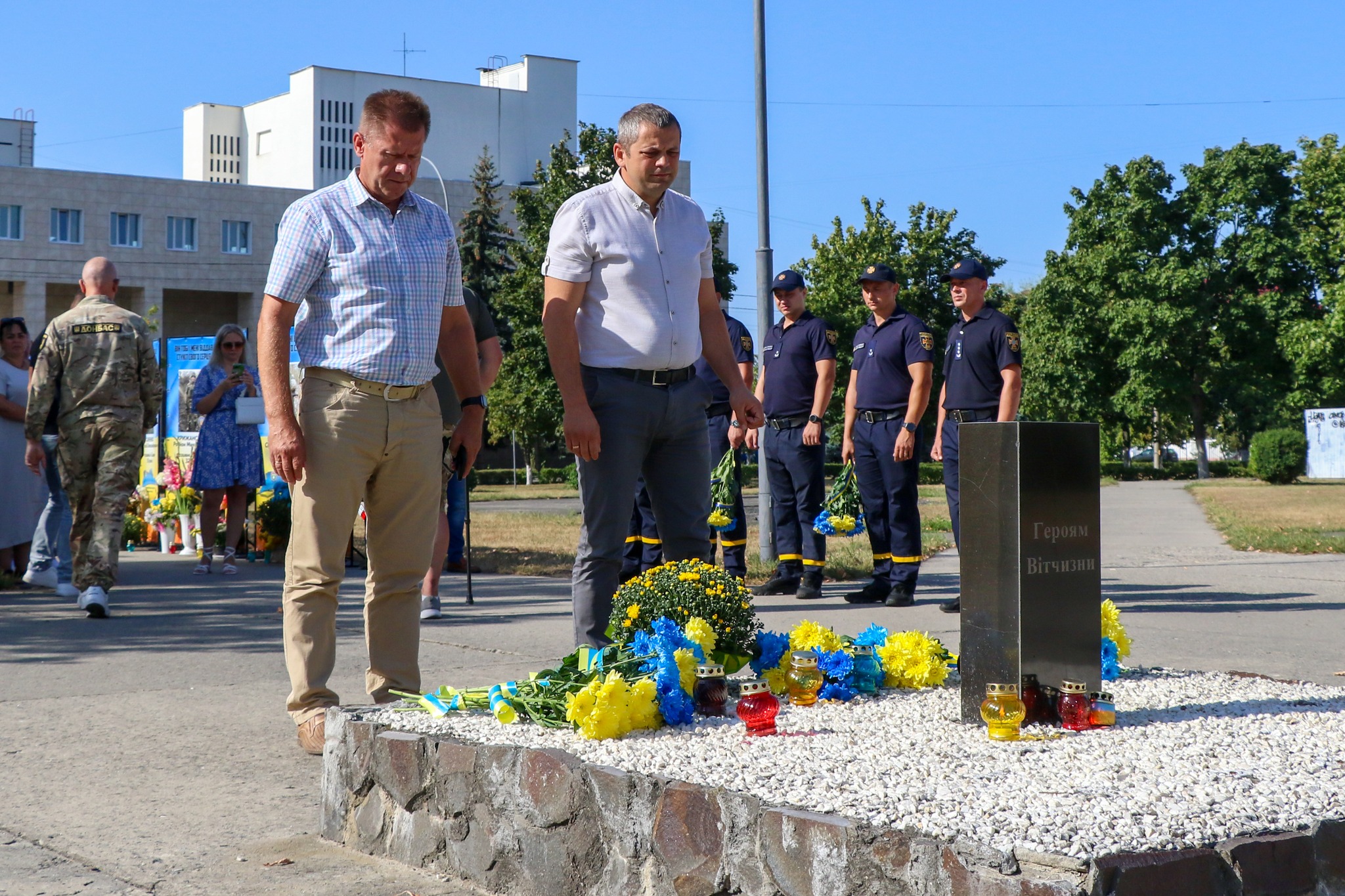 Представники Хмельницької АЕС принесли квіти на кладовища у День пам’яті загиблих захисників України