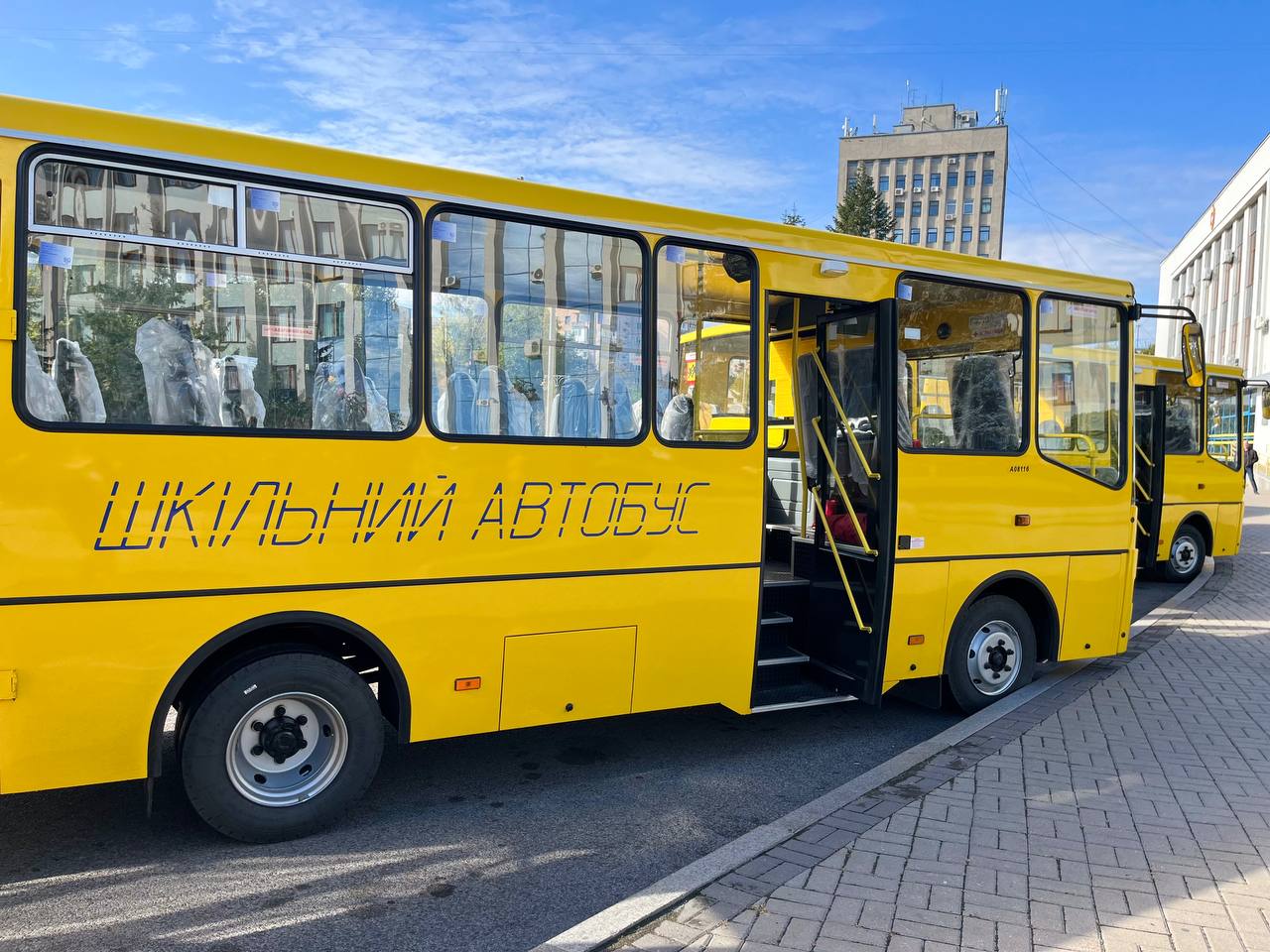 Рівненським громадам вручили ключі від 11 нових шкільних автобусів (ФОТО)