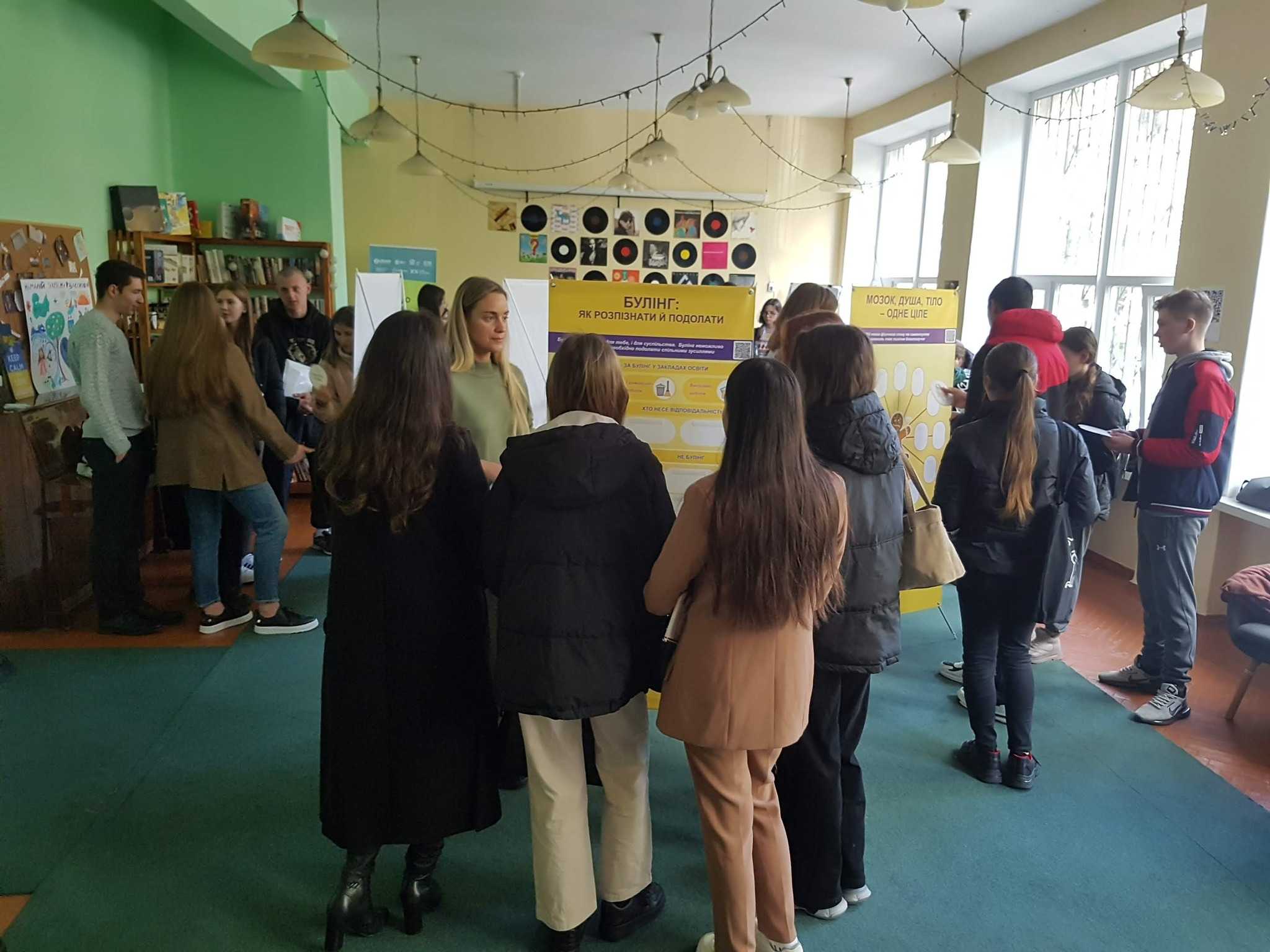 У Рівненській обласній молодіжній бібліотеці презентували виставку присвячену ментальному здоров'ю