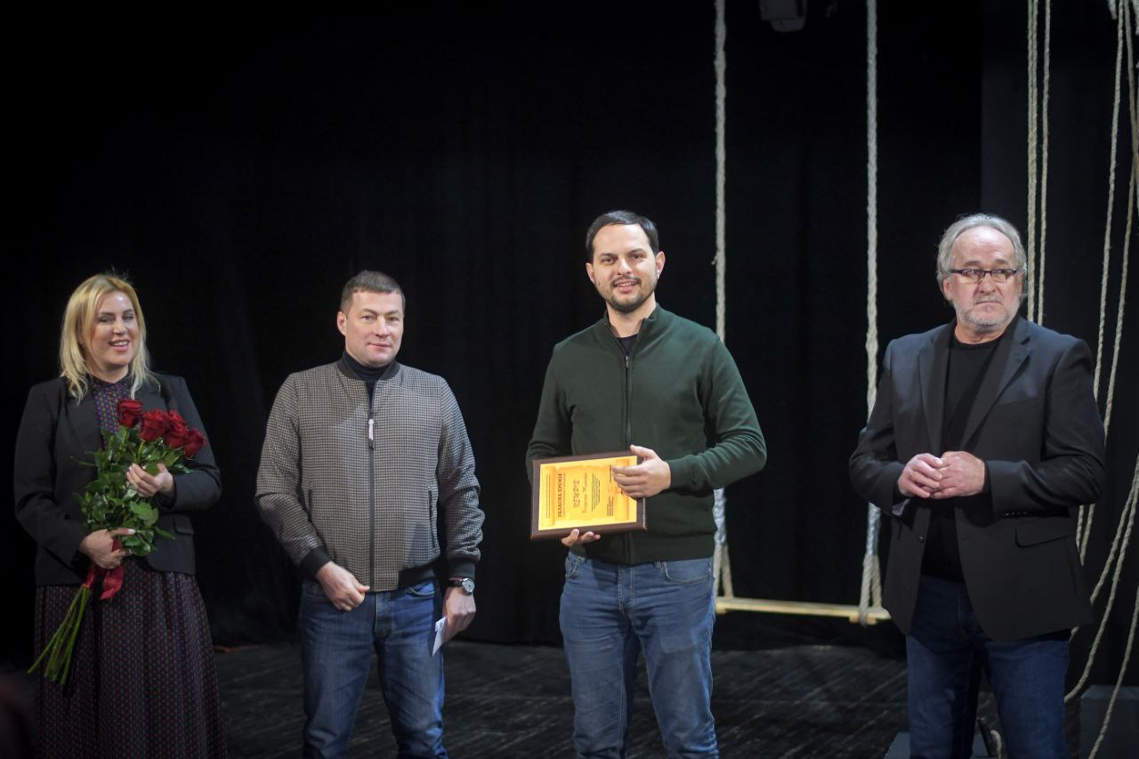 Директор рівненського драмтеатру отримав обласну премію і передає її для наших захисників