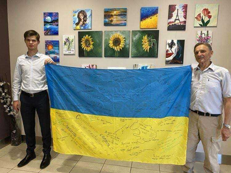 Із підписами воїнів: у австралійському музеї з'явився прапор України (ФОТО)