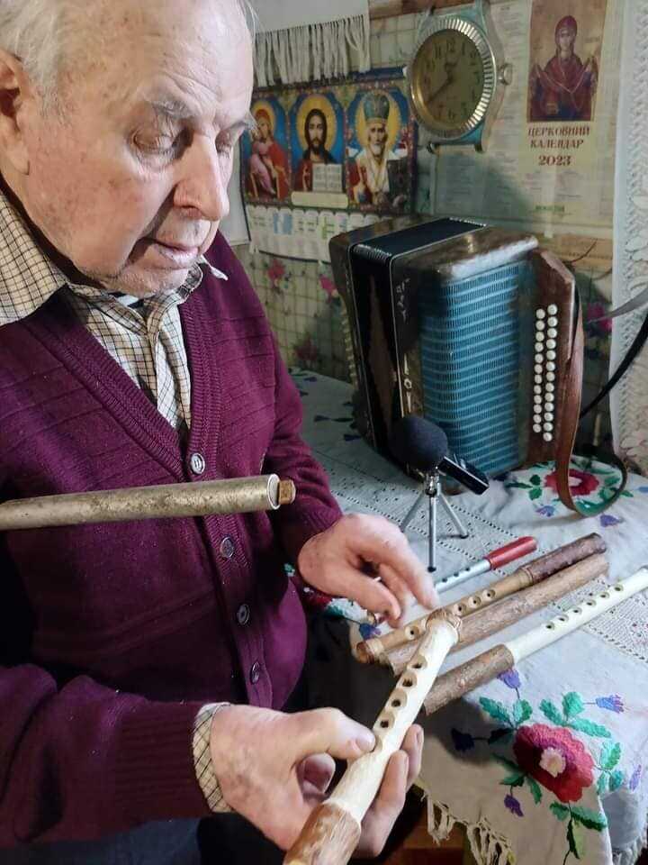 На Рівненщині 90-річний чоловік виготовляє дудки-викрутки і грає на них (ФОТО)