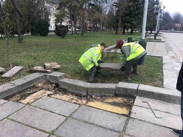 На Бульварі Незалежності в Рівному комунальники провели ремонтні роботи (ФОТО)