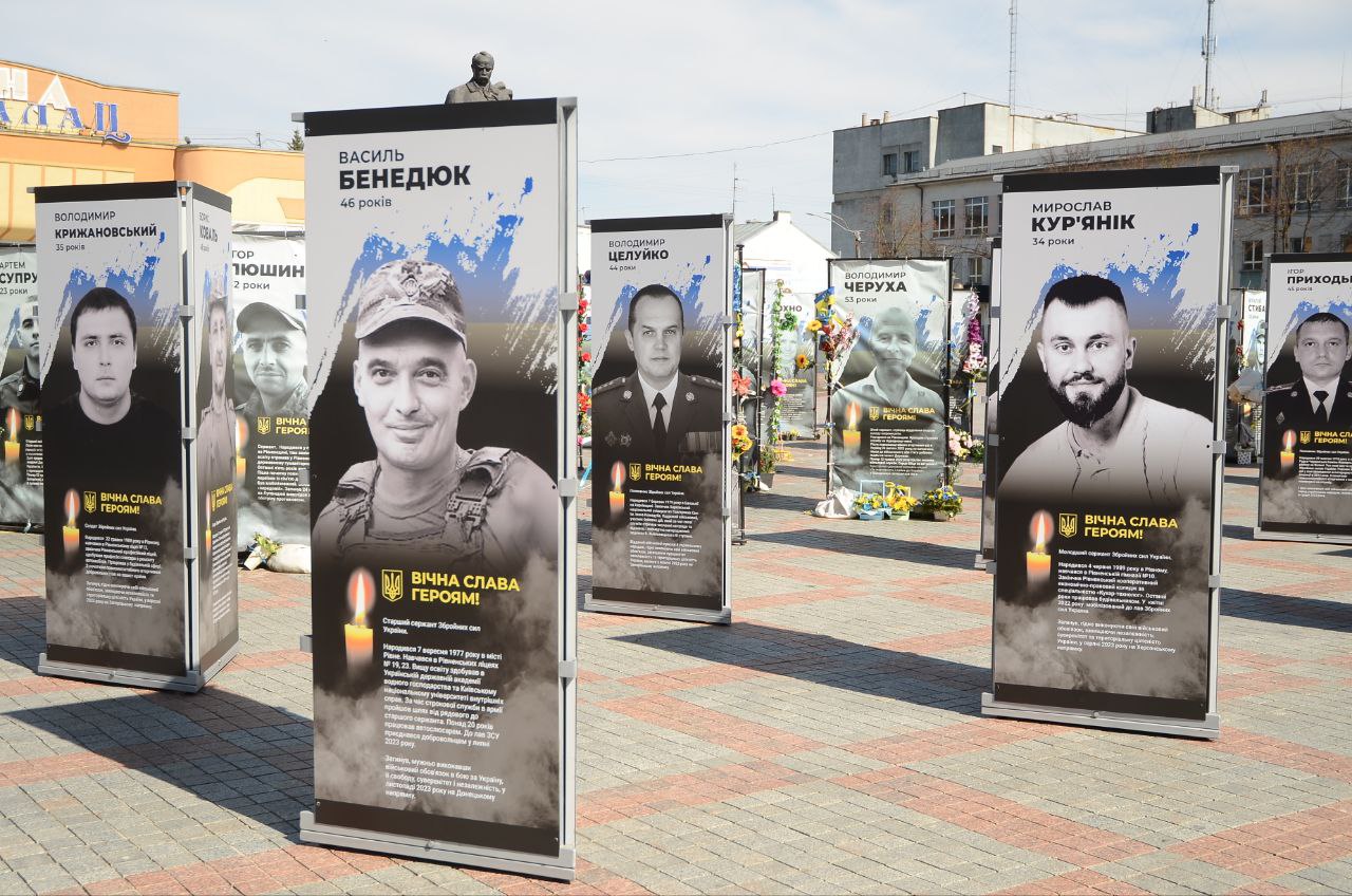 На Майдані Незалежності в Рівному встановлюють нові пам'ятні портрети полеглих на війні Героїв (ВІДЕО)