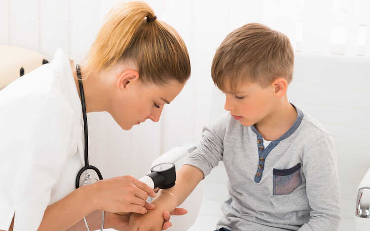 У Рівному дітки матимуть змогу безкоштовно обстежитися у лікарів-дерматовенерологів: де та коли