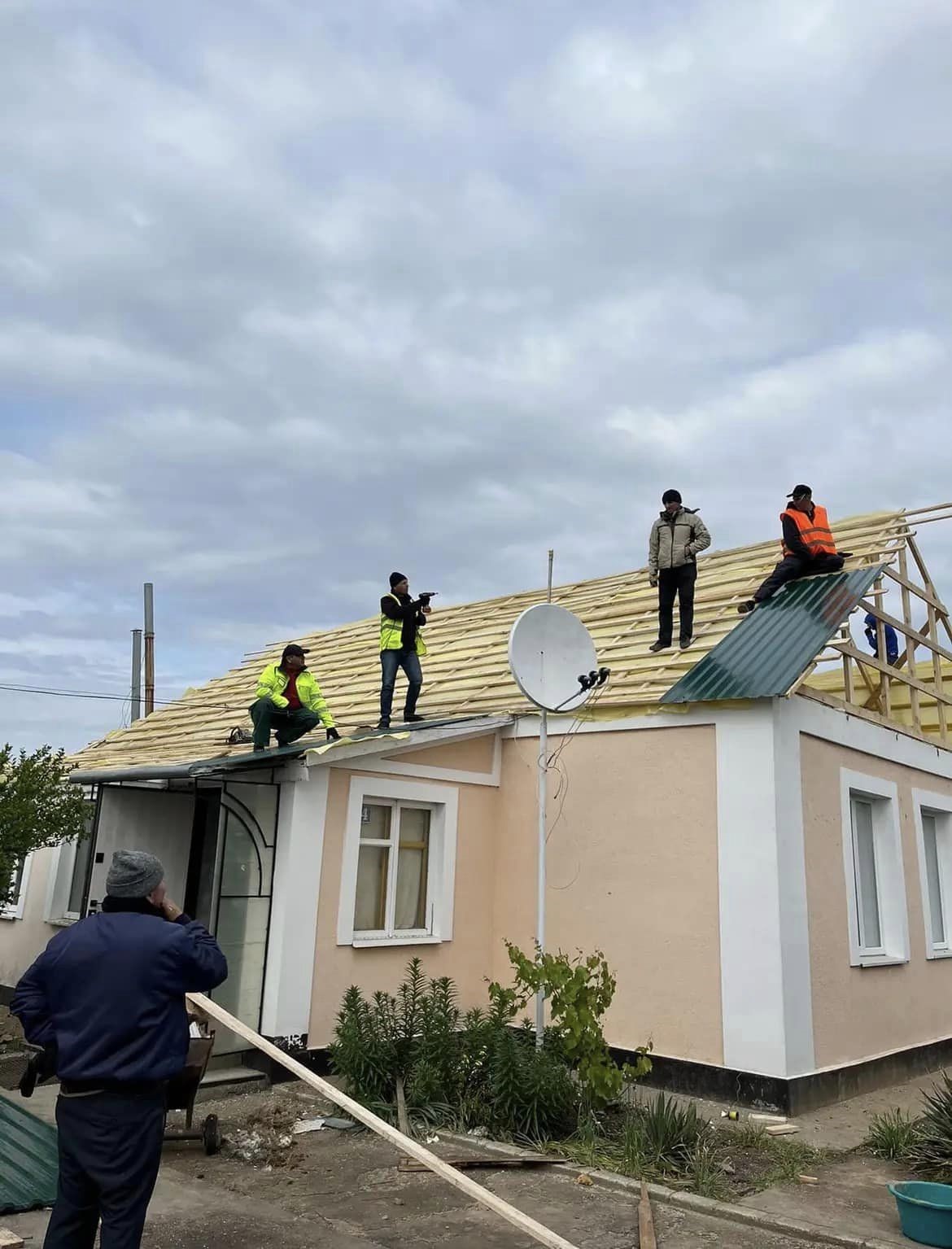 Рівненські волонтери відновлюють житло на Херсонщині (ФОТО)