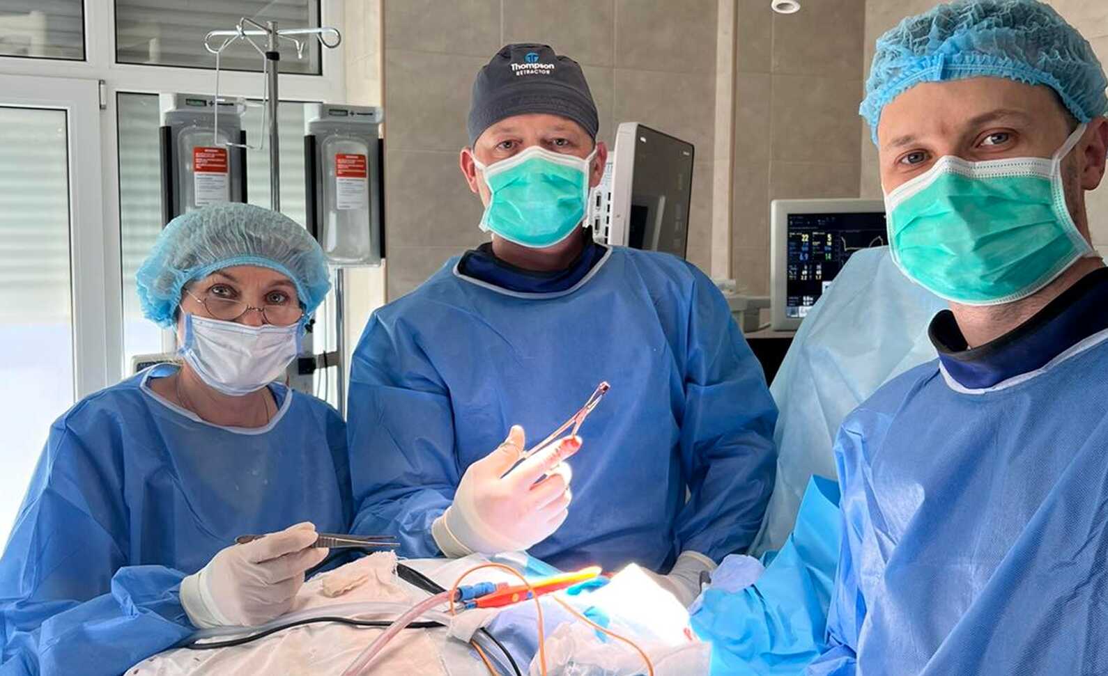 Застряг поруч із сонною артерією: медики Рівненської обласної лікарні дістали осколок із шиї бійця ЗСУ