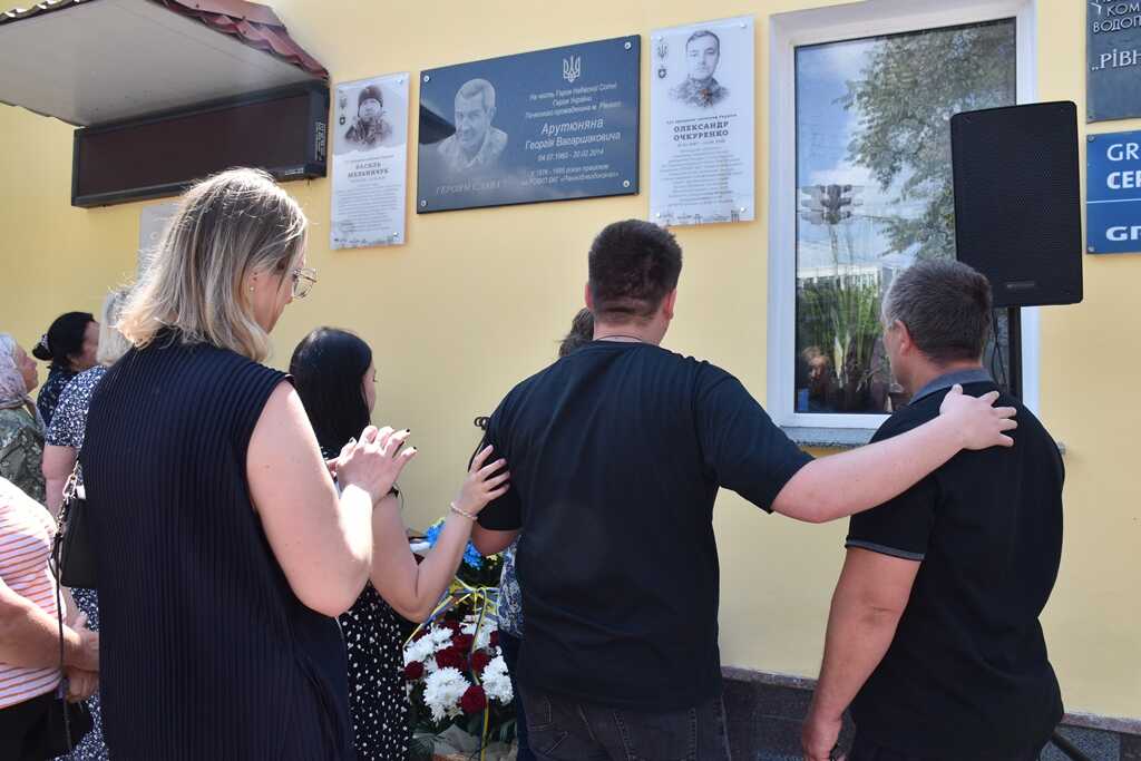 На фасаді Рівнеоблводоканалу з'явилися пам'ятні дошки двом працівникам цієї установи, які загинули на війні