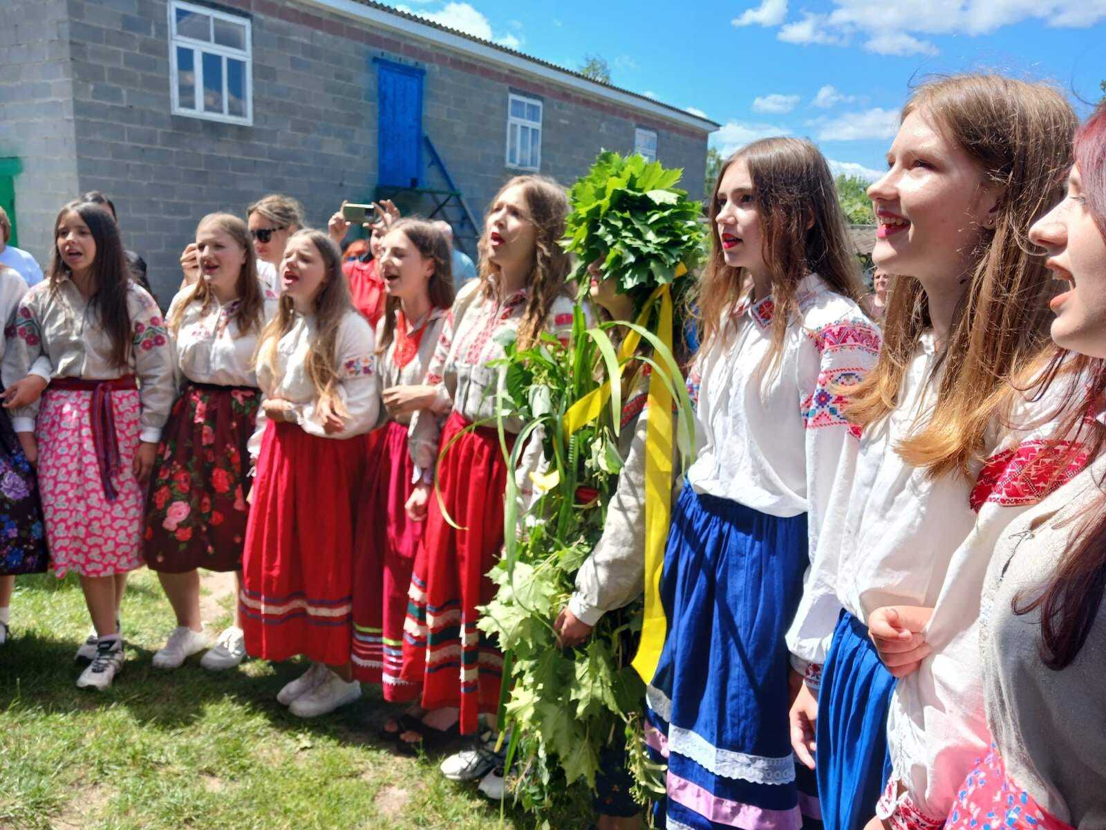 Щоб накликати багатий врожай: на Рівненщині провели традиційний обряд Водіння Куста