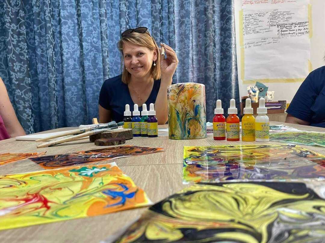 На Рівненщині проводять арт-терапію для жінок, які постраждали від війни