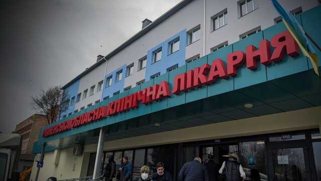На територію Рівненської обласної лікарні сьогодні до 14-ої години не заїхати: в чому причина