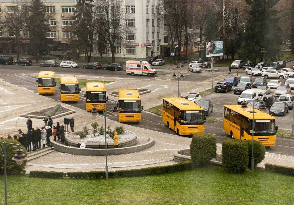 Школи на Рівненщині отримали шість нових автобусів (ФОТО/ВІДЕО)