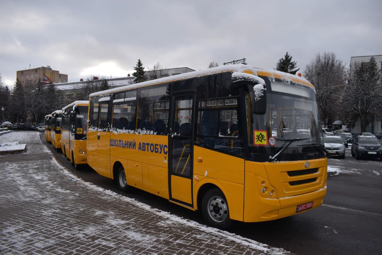 Громади Рівненської області цьогріч отримали два десятки нових шкільних автобусів