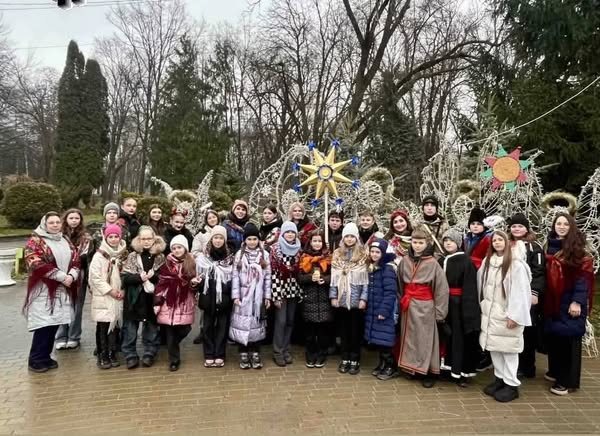 Гімназисти та ліцеїсти з Рівного зібрали для ЗСУ майже 100 тисяч гривень на фестивалі вертепів