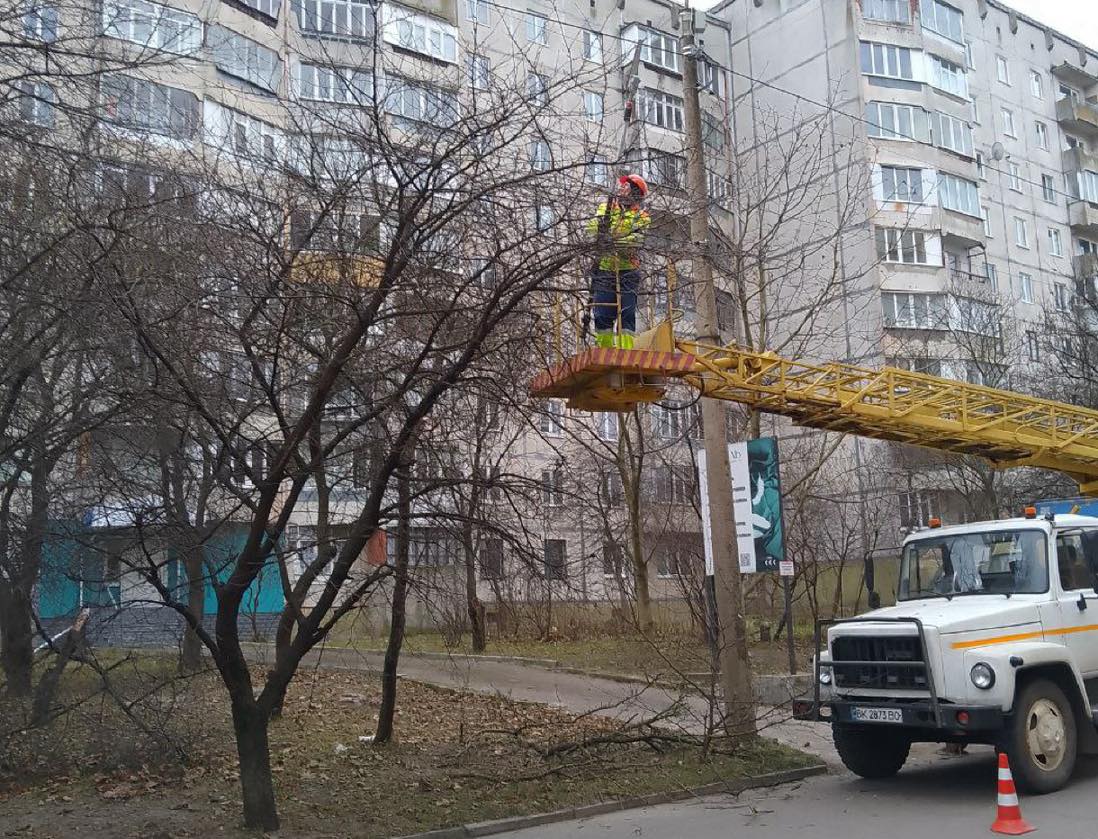 П'ять магістральних вулиць Рівного будуть із модернізованим освітленням