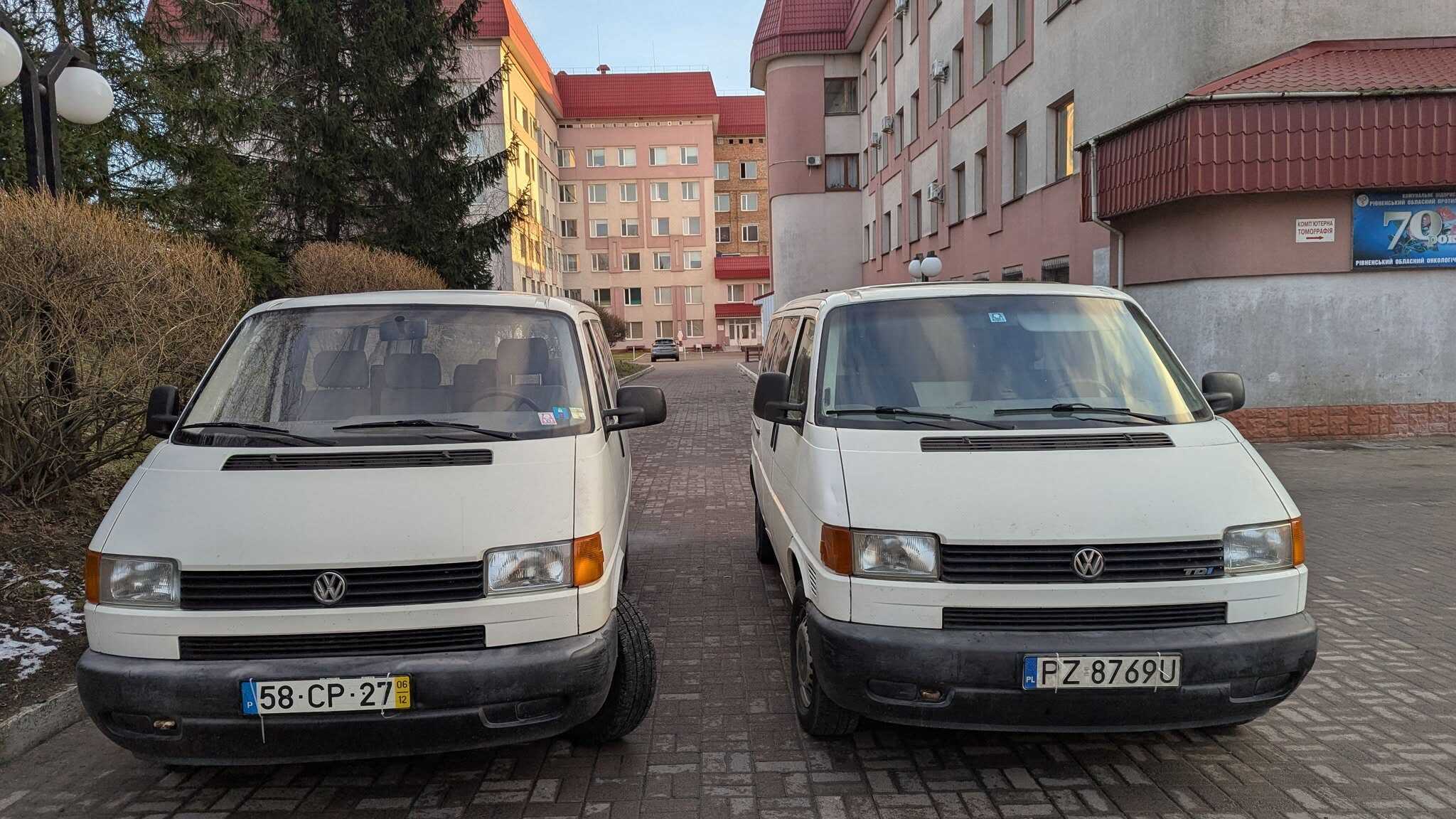 Медики з Рівненської області передали ЗСУ автомобілі