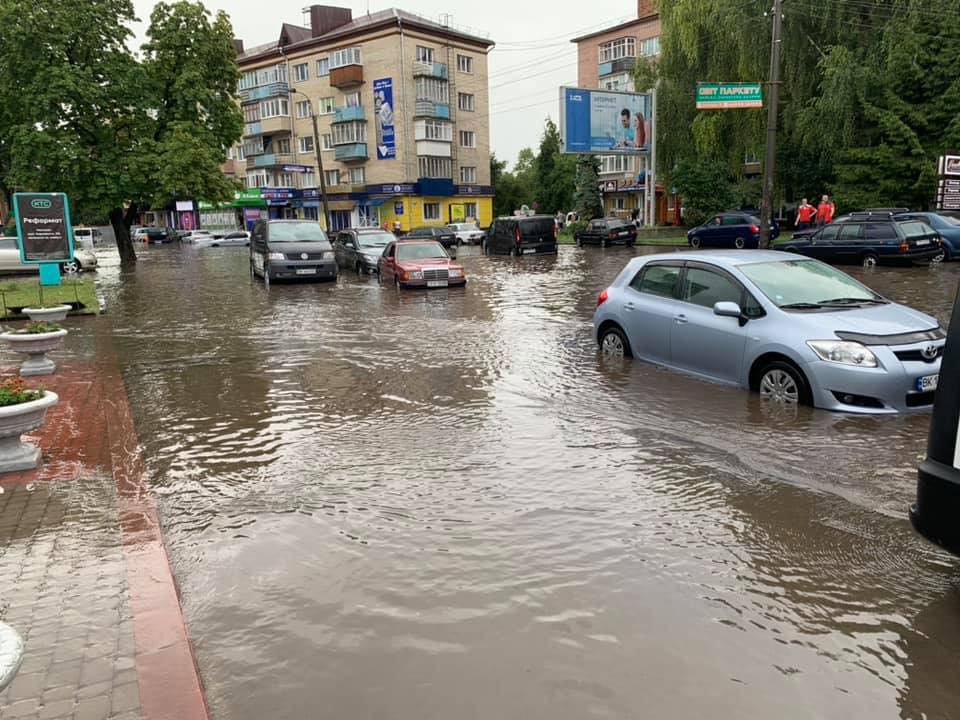 Багатостраждальні вулиці в Рівному, які постійно підтоплює після дощу, нарешті отримають водовідведення? Влада оголосила тендер