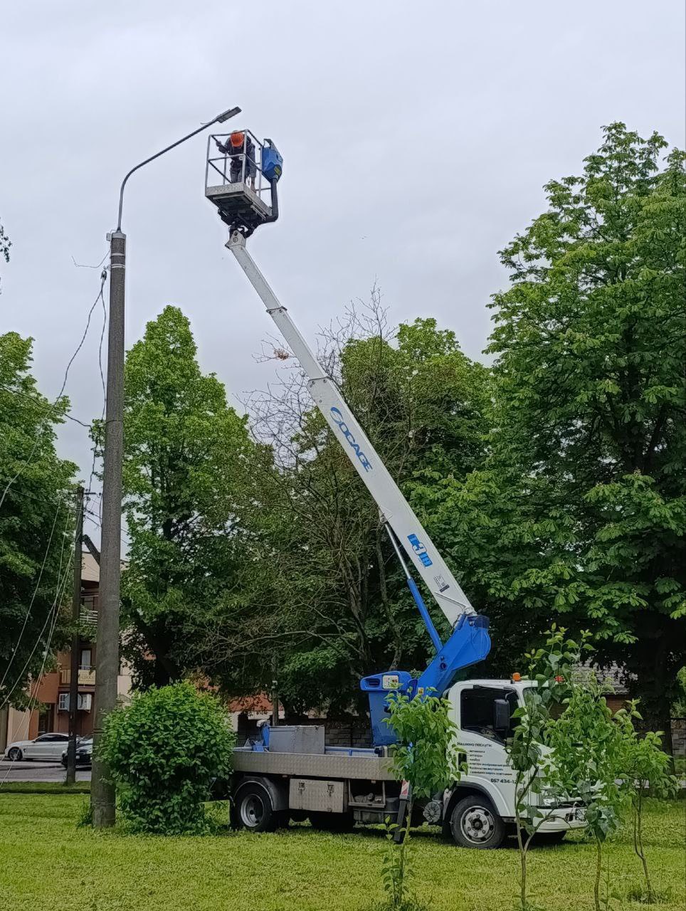 У сквері біля «Текстильника» в Рівному тепер стане світліше