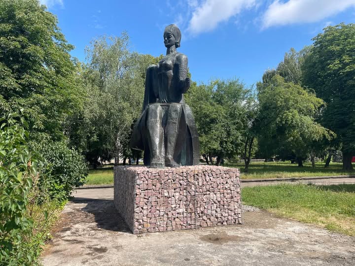 Скульптуру «Ткалі», яка знаходиться біля «Текстильника» в Рівному, оновили (ФОТОФАКТ)