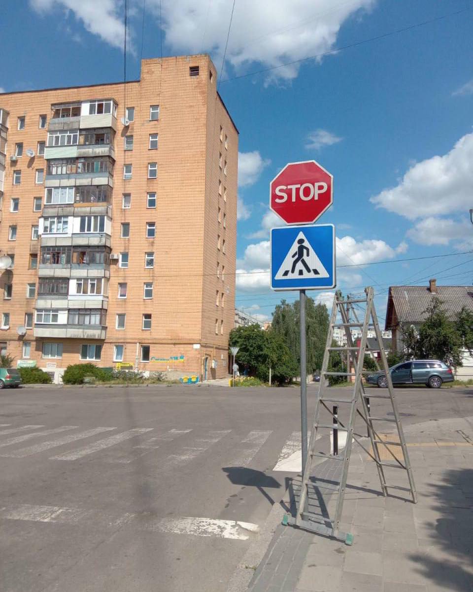 На вулицях Рівного замінюють дорожні знаки