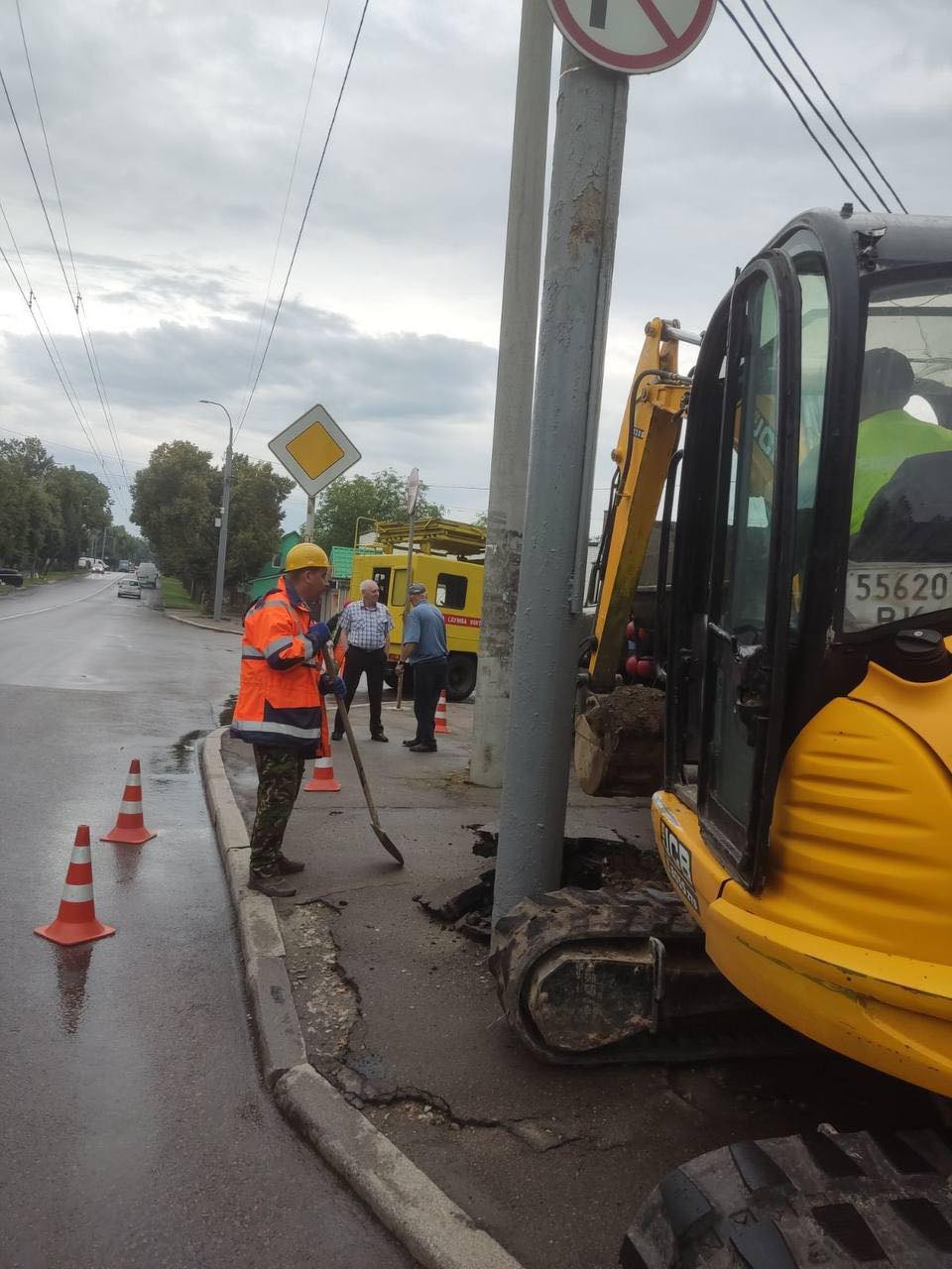 На одній із вулиць у Рівному демонтують аварійні опори контактної мережі