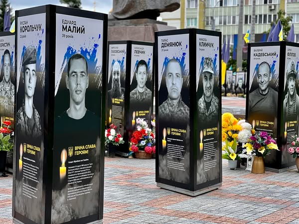 На майдані Незалежності в Рівному з'явилося ще два десятки портретів полеглих на війні Героїв