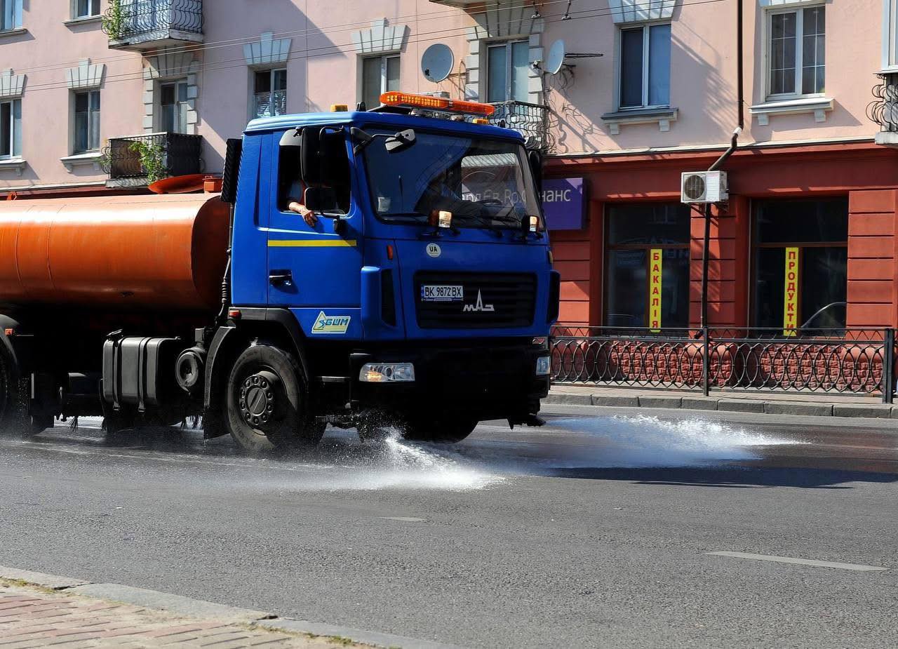 У Рівному постійно поливають асфальт: навіщо це робиться