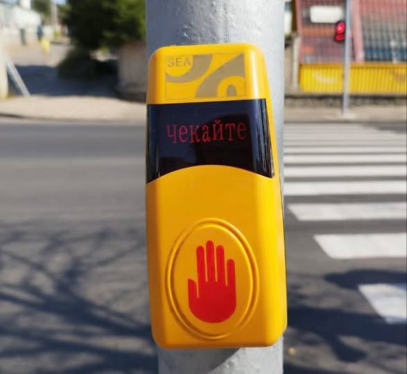 У Рівному продовжують установлювати сенсорні кнопки виклику світлофорів: як вони працюють та в чому їх особливість