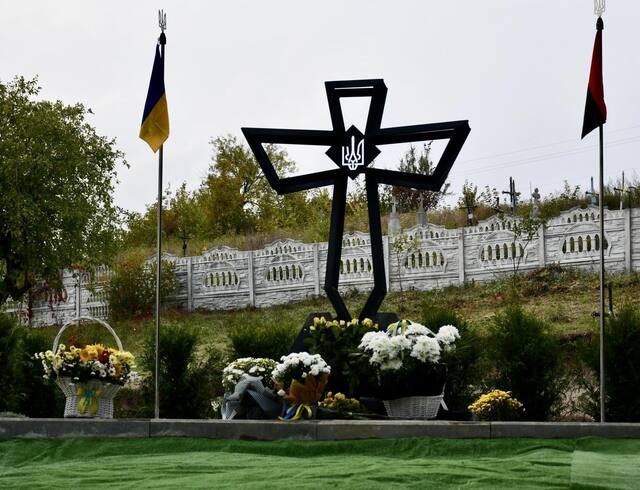 «Борцям за волю України, воякам УПА»: у Зозеві з'явився меморіальний знак