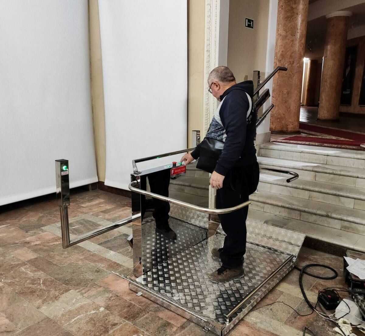 У драмтеатрі Рівного з'явився підйомник для маломобільних відвідувачів