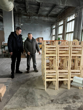 Створюють меблі для дитсадків та шкіл: роблять це люди з інвалідністю в одному з підприємств на Рівненщині