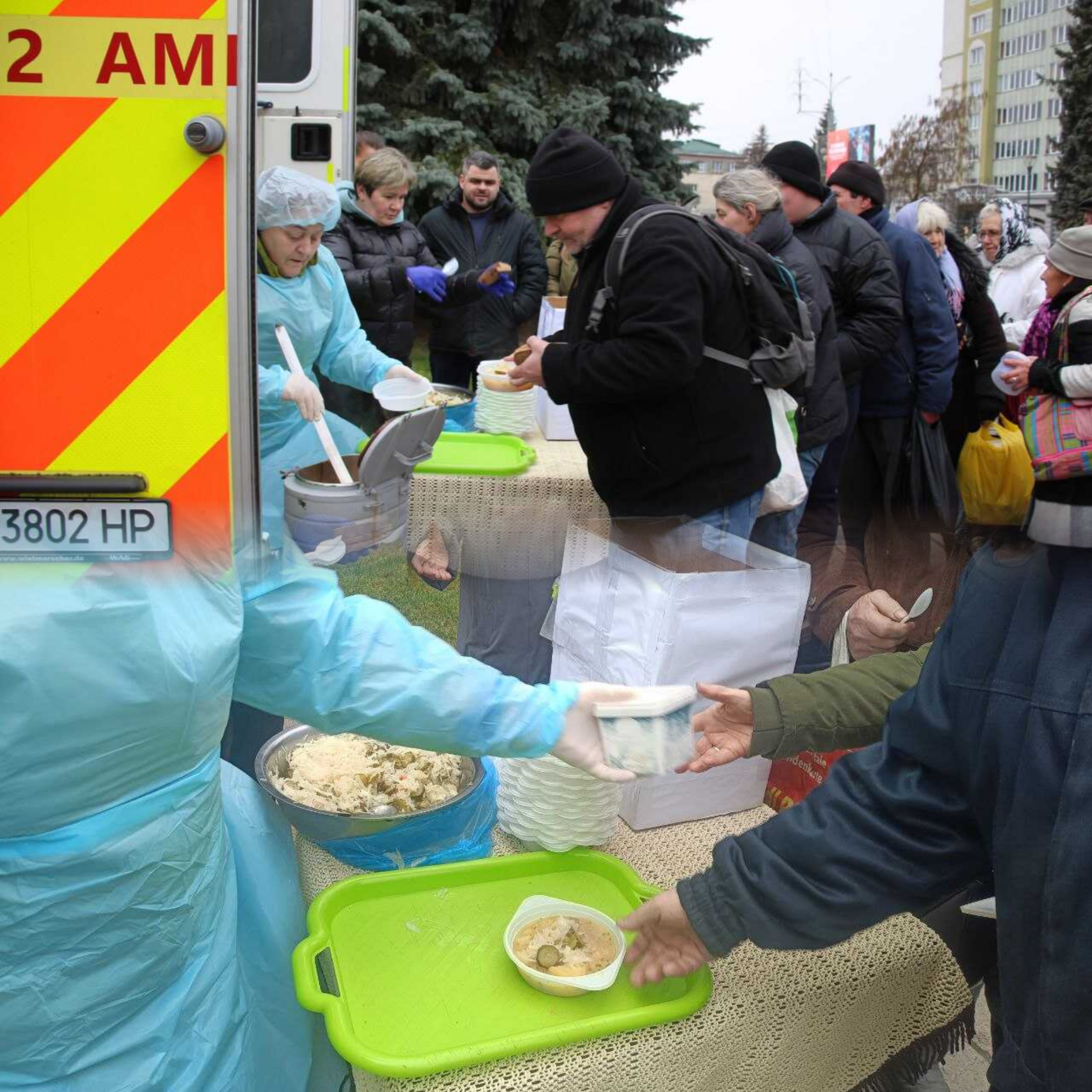 У центрі Рівного знову почали роздавати гарячі обіди для тих, хто потребує допомоги
