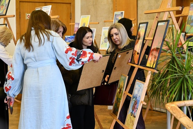 Художниця разом із Рівненською обласною лікарнею зібрали для ЗСУ майже півсотні тисяч гривень