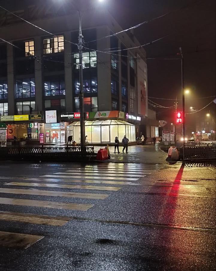 Раніше перейти можна було лише через підземку: в самому центрі Рівного з'явився новий пішохідний перехід (ВІДЕО)