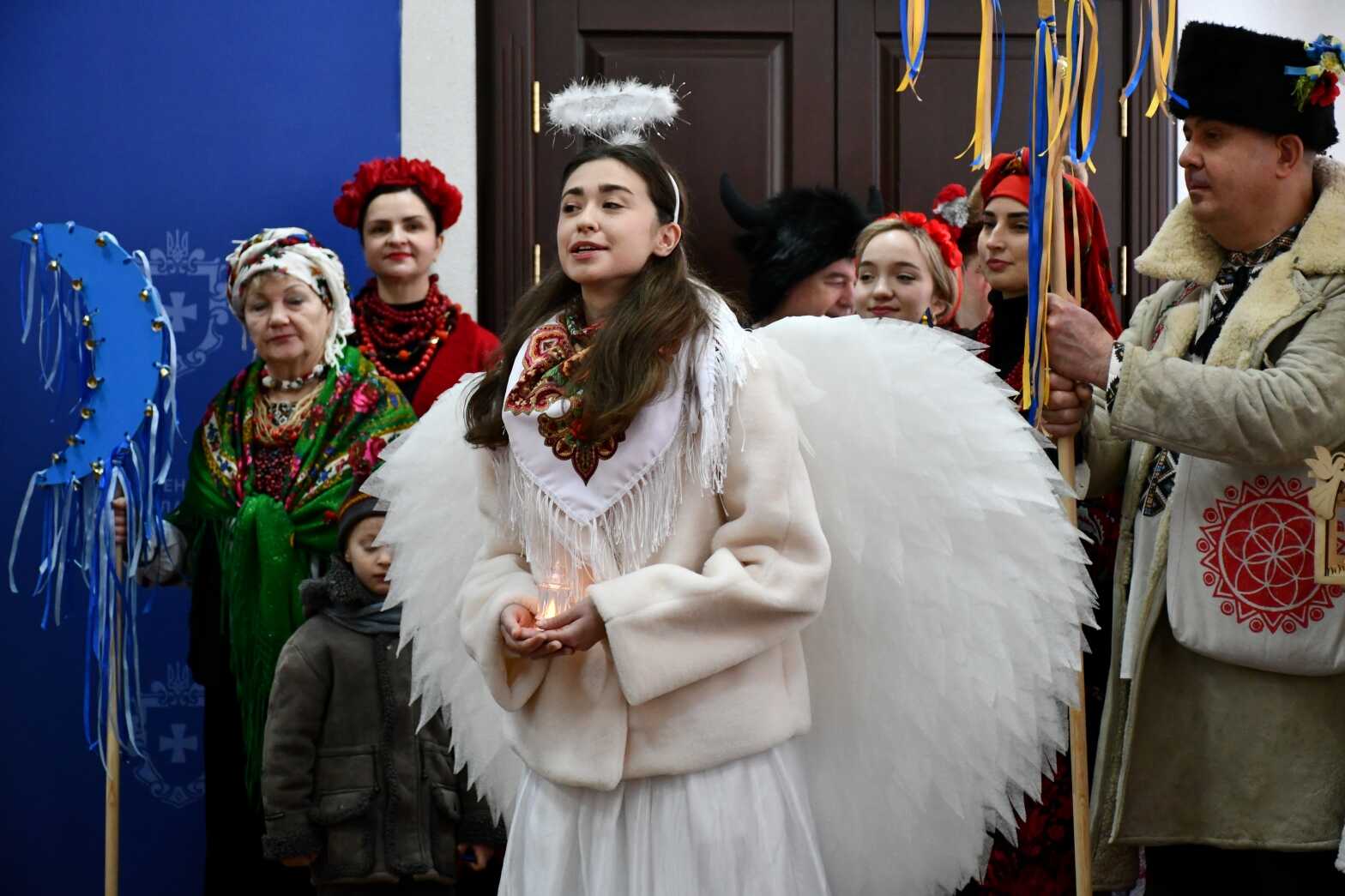 Вертеп із медиків Рівненської обласної лікарні колядує для ЗСУ