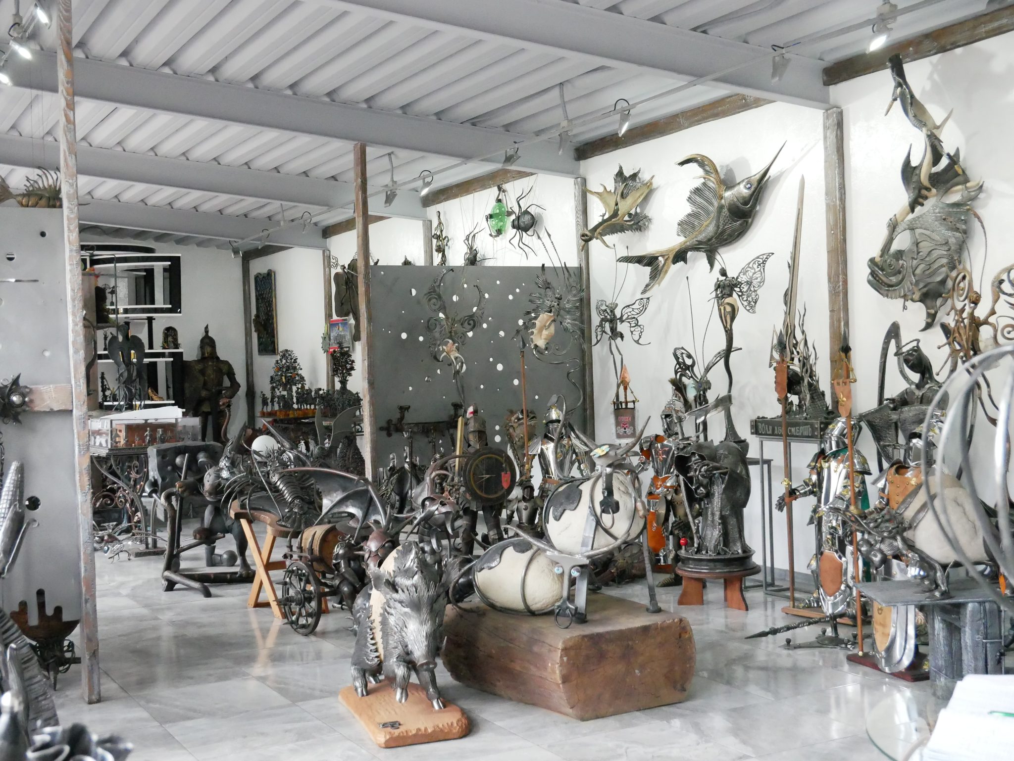 Залізні шахи, лицарі і не тільки: у Рівному працює музей, де експонуються ковальські вироби