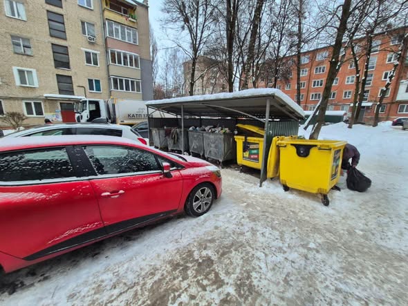Рівнян закликають не перекривати своїми автомобілями сміттєві контейнери