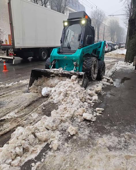 Комунальники розчищають вулиці Рівного від снігу