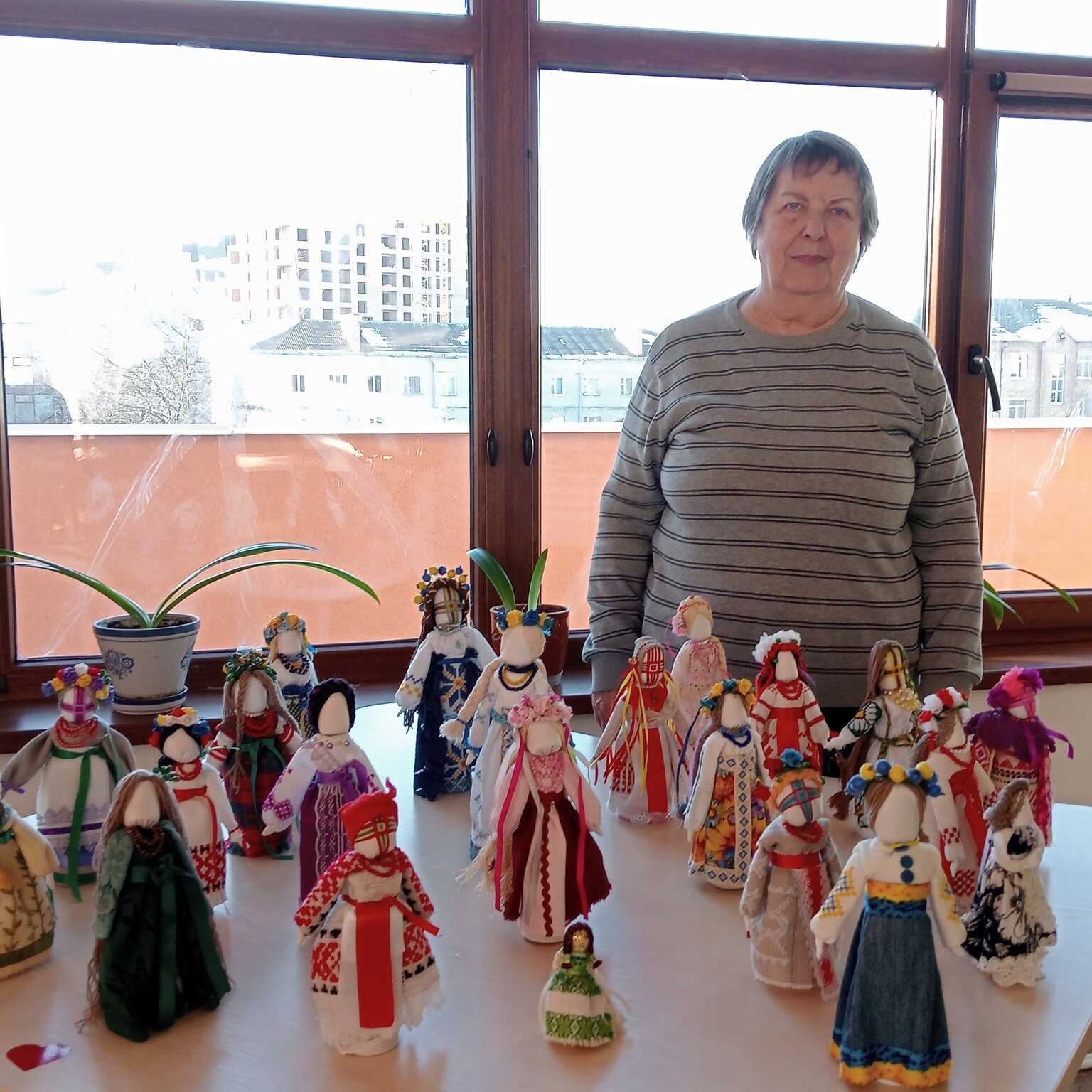 Від математика до творця: рівнянка власноруч виготовляє цікавих ляльок